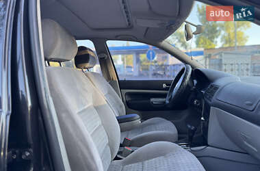 Хетчбек Volkswagen Golf 2001 в 
