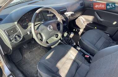 Хэтчбек Volkswagen Golf 2002 в 