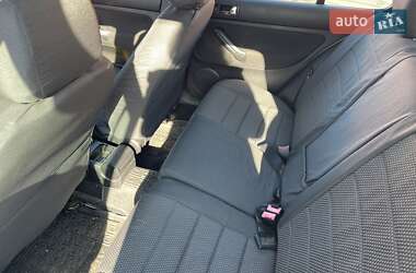 Хэтчбек Volkswagen Golf 2002 в 
