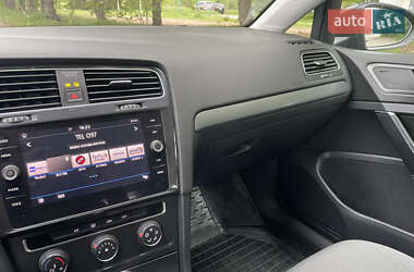 Хетчбек Volkswagen Golf 2017 в 