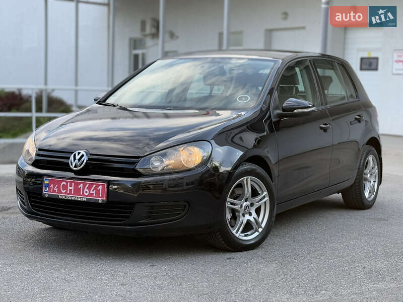 Хэтчбек Volkswagen Golf 2010 в 