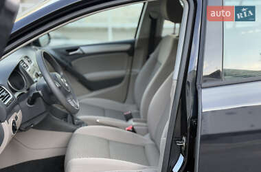 Хэтчбек Volkswagen Golf 2010 в 
