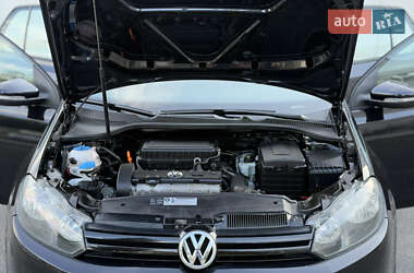 Хэтчбек Volkswagen Golf 2010 в 
