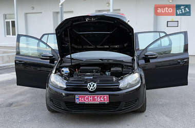Хэтчбек Volkswagen Golf 2010 в 