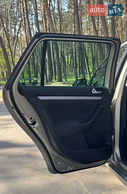 Універсал Volkswagen Golf 2012 в 