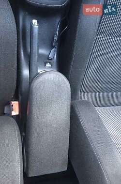 Хетчбек Volkswagen Golf 2003 в 