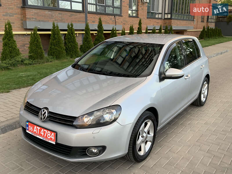 Хэтчбек Volkswagen Golf 2010 в 