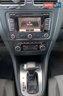 Хэтчбек Volkswagen Golf 2010 в 