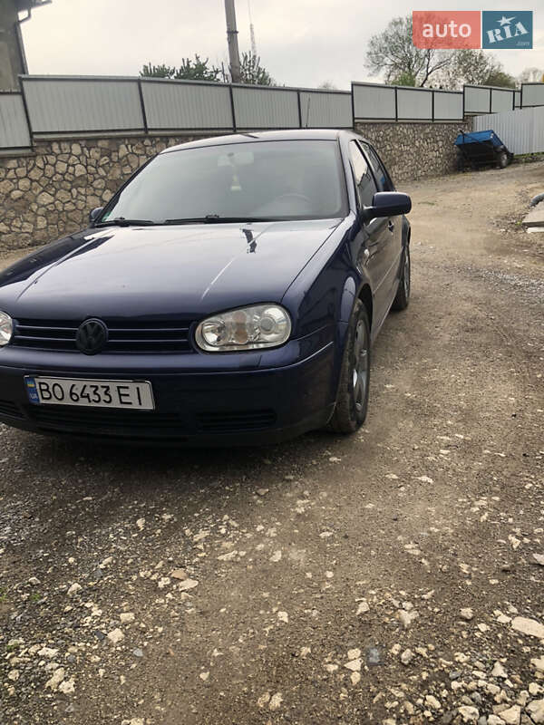 Хетчбек Volkswagen Golf 2003 в 