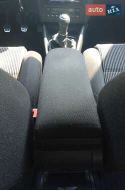 Хетчбек Volkswagen Golf 2003 в 