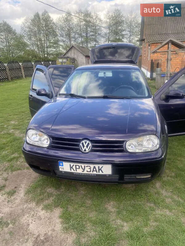 Хетчбек Volkswagen Golf 2000 в 