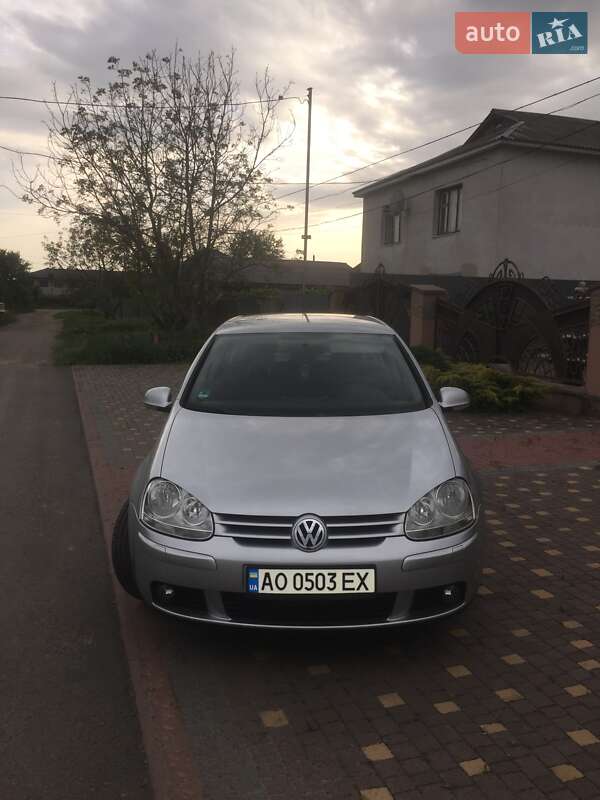 Хетчбек Volkswagen Golf 2006 в Ужгороді
