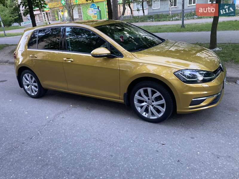 Хетчбек Volkswagen Golf 2018 в 