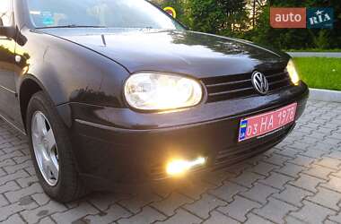 Хетчбек Volkswagen Golf 2003 в 