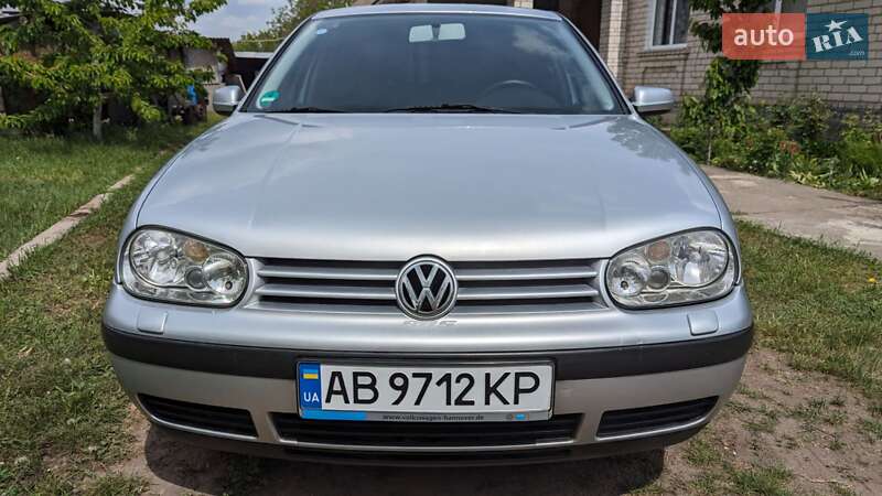 Хетчбек Volkswagen Golf 2002 в Бершаді