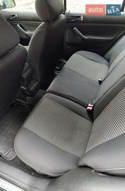 Хетчбек Volkswagen Golf 2002 в 