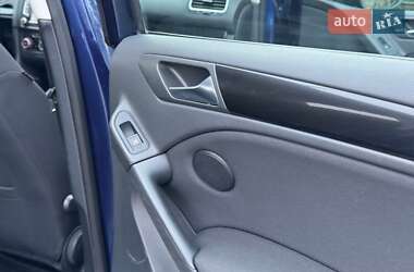 Хэтчбек Volkswagen Golf 2010 в 