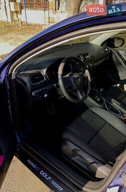 Хэтчбек Volkswagen Golf 2009 в 