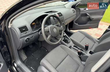 Хетчбек Volkswagen Golf 2004 в 