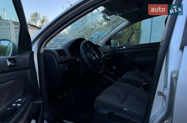 Хетчбек Volkswagen Golf 2003 в 