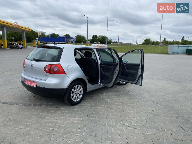Хэтчбек Volkswagen Golf 2005 в Луцке