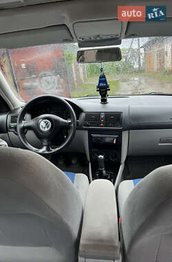 Хэтчбек Volkswagen Golf 2000 в 