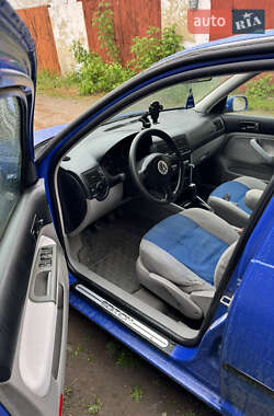 Хэтчбек Volkswagen Golf 2000 в 