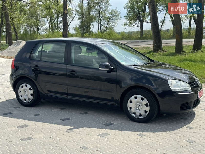 Хетчбек Volkswagen Golf 2006 в Чернівцях