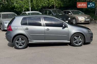 Хэтчбек Volkswagen Golf 2005 в 