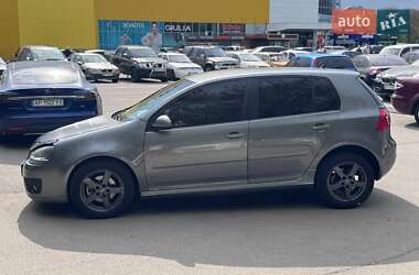 Хэтчбек Volkswagen Golf 2005 в 