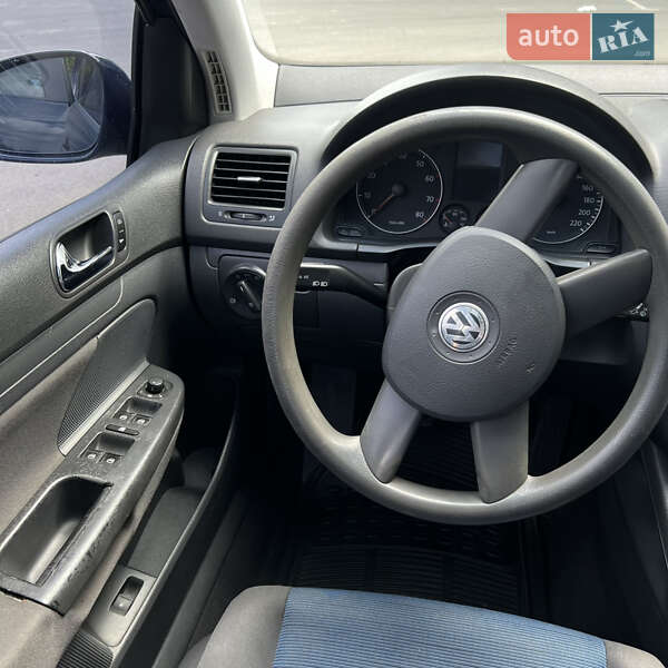 Хэтчбек Volkswagen Golf 2004 в Ужгороде