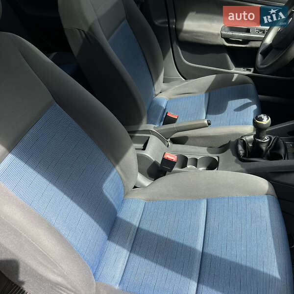Хэтчбек Volkswagen Golf 2004 в Ужгороде