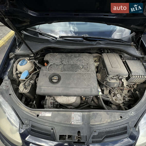 Хэтчбек Volkswagen Golf 2004 в Ужгороде