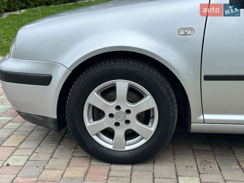 Универсал Volkswagen Golf 2003 в Бучаче