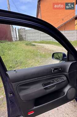 Хетчбек Volkswagen Golf 2003 в 
