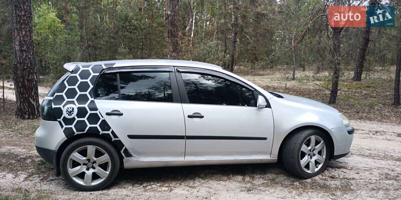 Хетчбек Volkswagen Golf 2003 в Сновську
