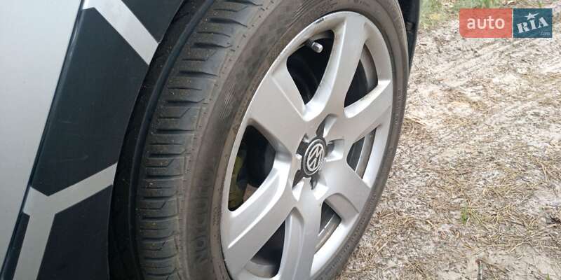 Хетчбек Volkswagen Golf 2003 в Сновську