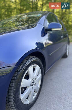 Хетчбек Volkswagen Golf 2004 в 