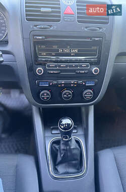 Хетчбек Volkswagen Golf 2004 в 