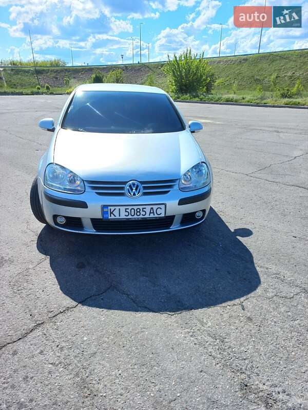 Хэтчбек Volkswagen Golf 2005 в 