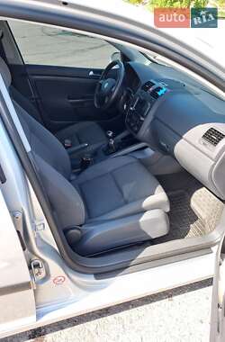 Хэтчбек Volkswagen Golf 2005 в 