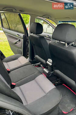 Хэтчбек Volkswagen Golf 2001 в 