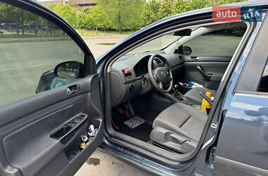 Хетчбек Volkswagen Golf 2005 в 