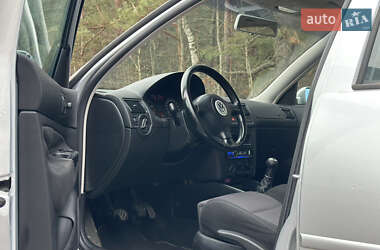 Хетчбек Volkswagen Golf 2001 в 