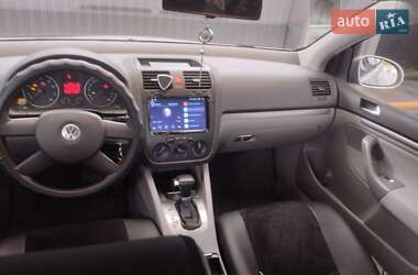 Хэтчбек Volkswagen Golf 2005 в 