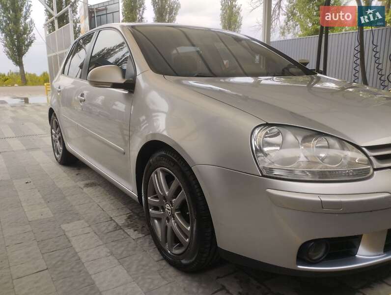 Хэтчбек Volkswagen Golf 2005 в 