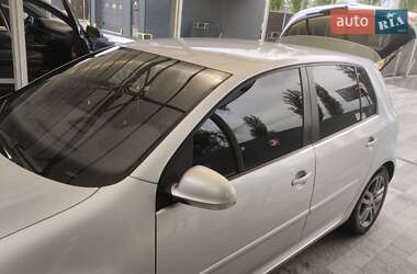 Хэтчбек Volkswagen Golf 2005 в 