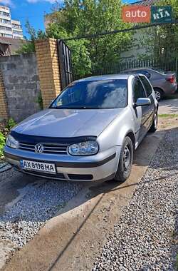 Хэтчбек Volkswagen Golf 2002 в 