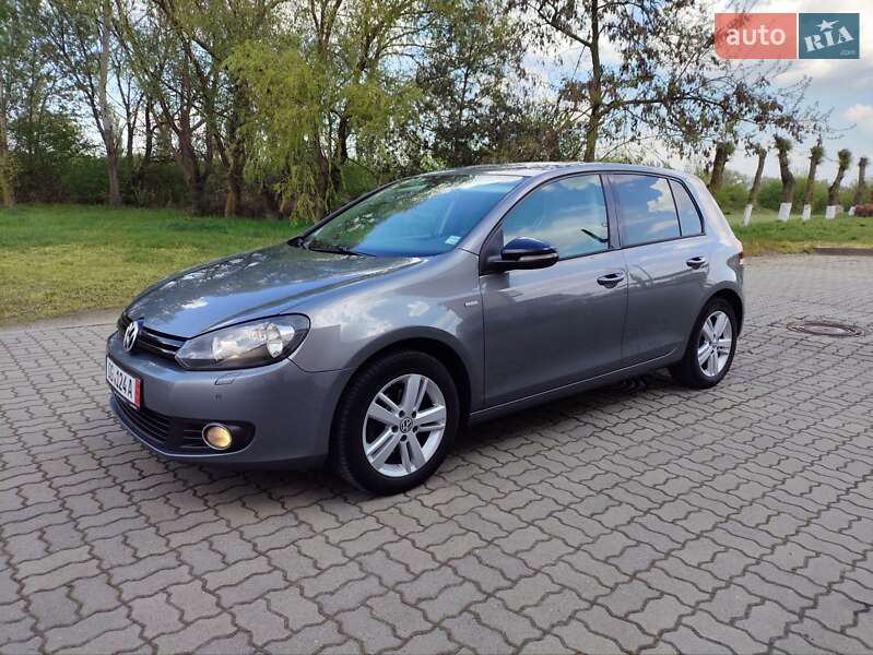 Хетчбек Volkswagen Golf 2012 в 