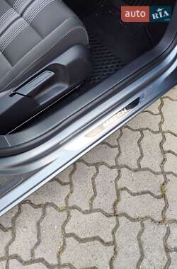 Хетчбек Volkswagen Golf 2012 в 
